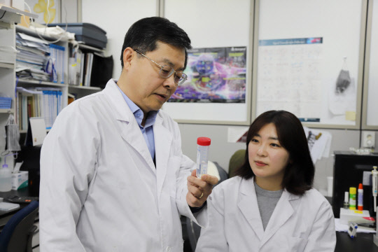 유권 박사(왼쪽) 연구팀은 암 환자의 생존율을 떨어 뜨리는 섭식장애 유발 단백질을 찾아 발병 기전을 규명했다. 생명연 제공